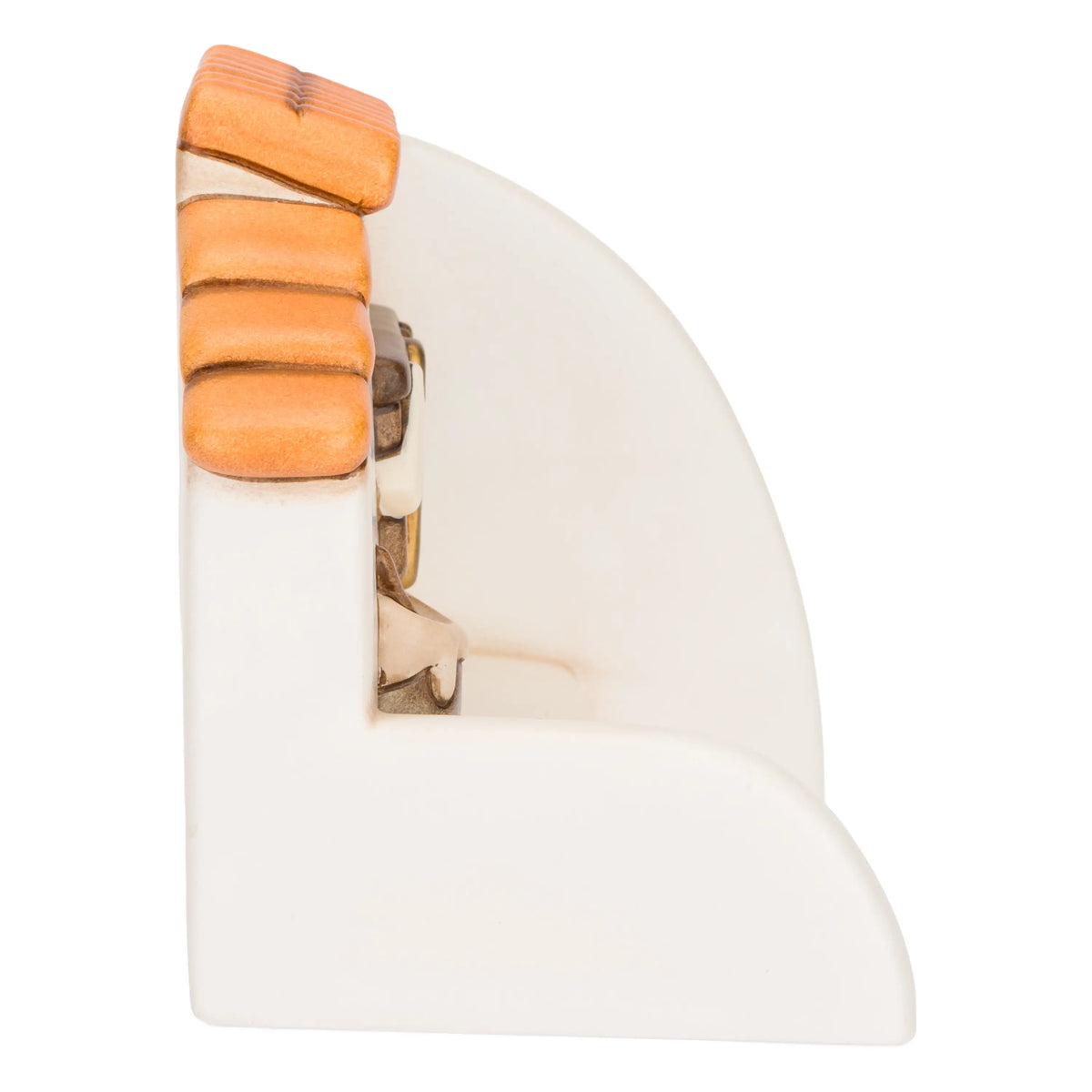 Miniatura in ceramica del presepe raffigurante la facciata di una casetta bianca con tetto in coppi arancioni, decorata con attrezzi da falegname dorati appesi e un vasetto di vernice sul davanzale. Ambientazione dal design classico e curato firmata THUN, ideale per arricchire la scenetta del falegname nel presepe o come idea regalo natalizia.