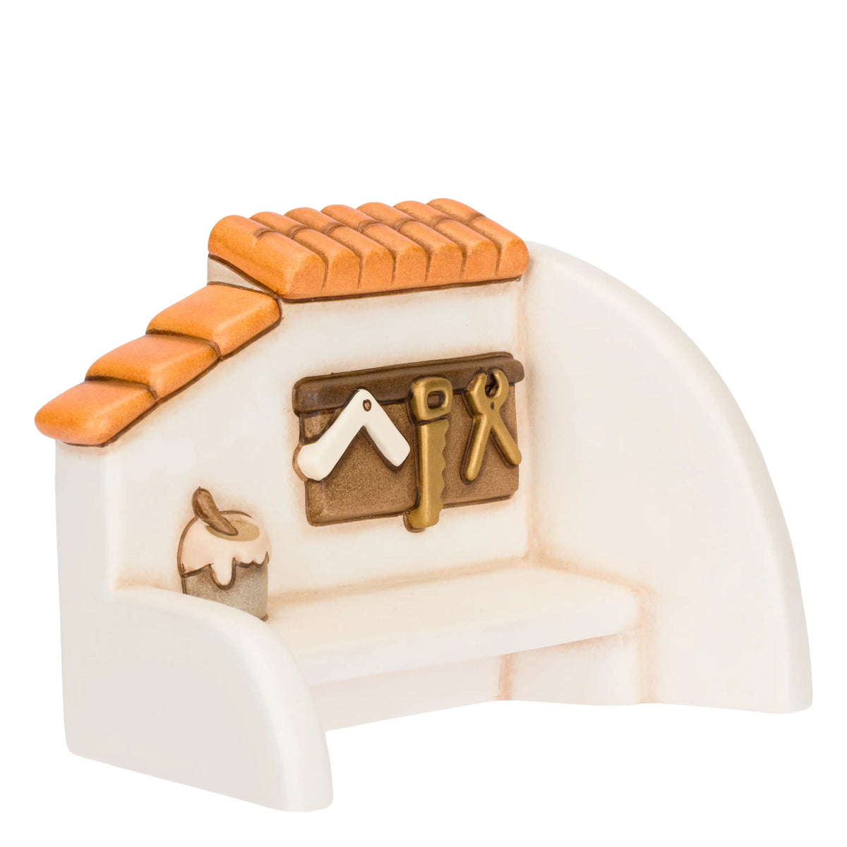 Miniatura in ceramica del presepe raffigurante la facciata di una casetta bianca con tetto in coppi arancioni, decorata con attrezzi da falegname dorati appesi e un vasetto di vernice sul davanzale. Ambientazione dal design classico e curato firmata THUN, ideale per arricchire la scenetta del falegname nel presepe o come idea regalo natalizia.