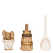 Set di tre miniature in ceramica del presepe raffiguranti un cesto di pane, un barile di legno con manico e una pala da forno bianca. Accessori dal design classico e curato firmati THUN, ideali per arricchire la scenetta del fornaio nel presepe o come idea regalo natalizia.
