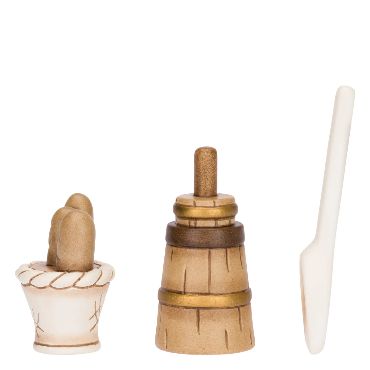 Set di tre miniature in ceramica del presepe raffiguranti un cesto di pane, un barile di legno con manico e una pala da forno bianca. Accessori dal design classico e curato firmati THUN, ideali per arricchire la scenetta del fornaio nel presepe o come idea regalo natalizia.