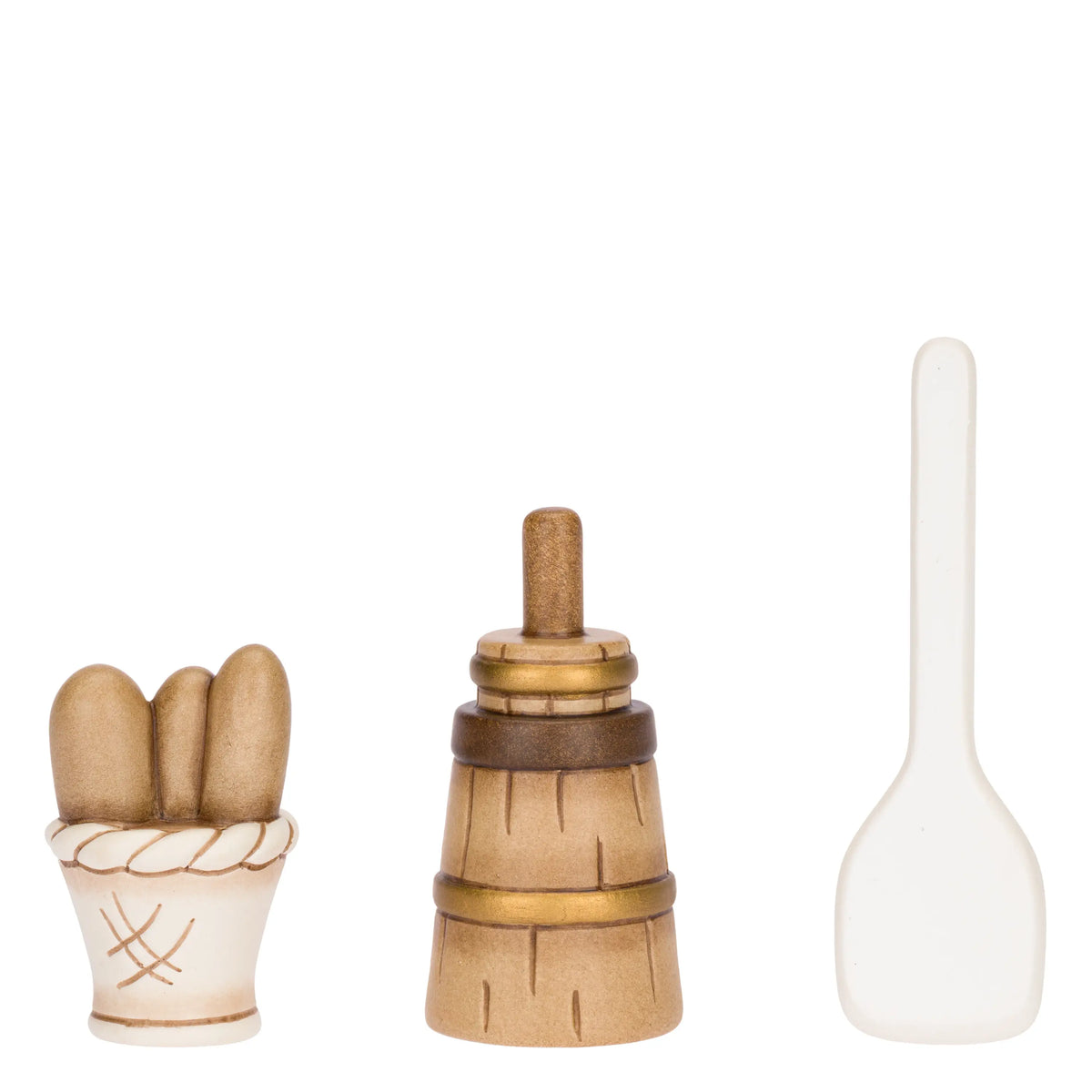 Set di tre miniature in ceramica del presepe raffiguranti un cesto di pane, un barile di legno con manico e una pala da forno bianca. Accessori dal design classico e curato firmati THUN, ideali per arricchire la scenetta del fornaio nel presepe o come idea regalo natalizia.