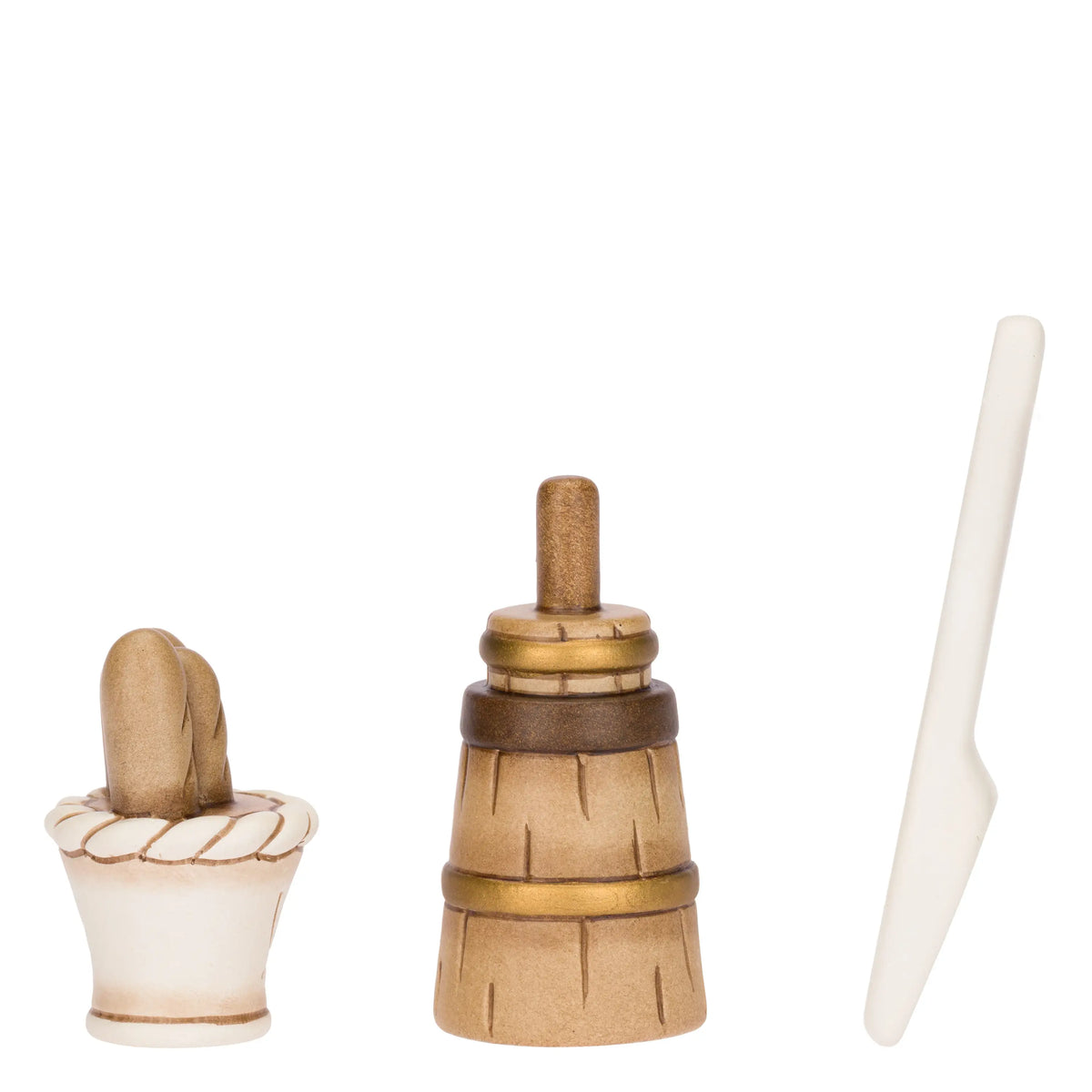 Set di tre miniature in ceramica del presepe raffiguranti un cesto di pane, un barile di legno con manico e una pala da forno bianca. Accessori dal design classico e curato firmati THUN, ideali per arricchire la scenetta del fornaio nel presepe o come idea regalo natalizia.