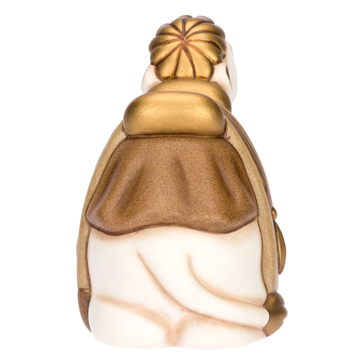 Statuina in ceramica raffigurante un cammello del presepe seduto, con manto bianco e gobba coperta da un ricco basto marrone e oro decorato con nappe. Personaggio dal design classico e curato firmato THUN, ideale per arricchire il presepe o come idea regalo natalizia.
