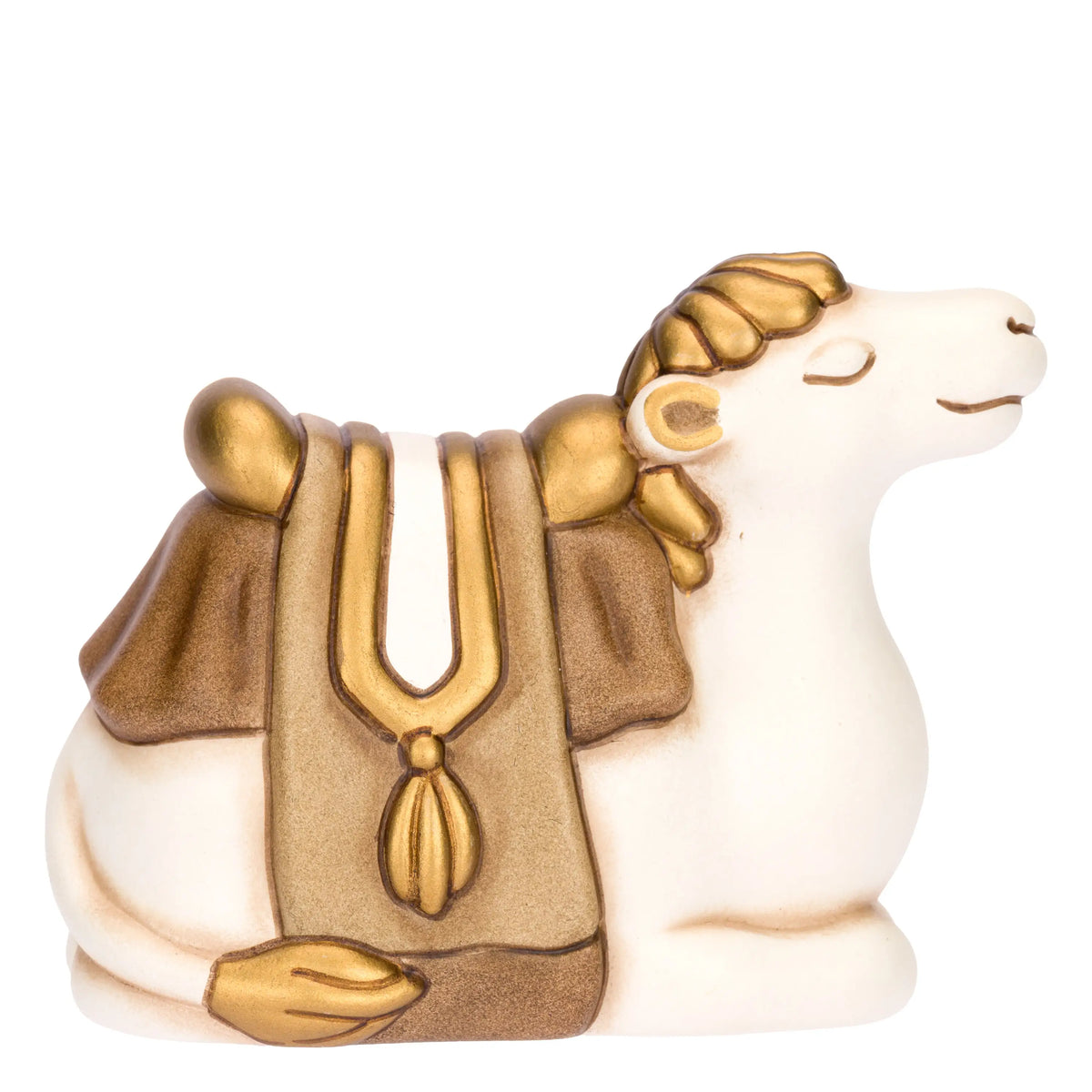 Statuina in ceramica raffigurante un cammello del presepe seduto, con manto bianco e gobba coperta da un ricco basto marrone e oro decorato con nappe. Personaggio dal design classico e curato firmato THUN, ideale per arricchire il presepe o come idea regalo natalizia.