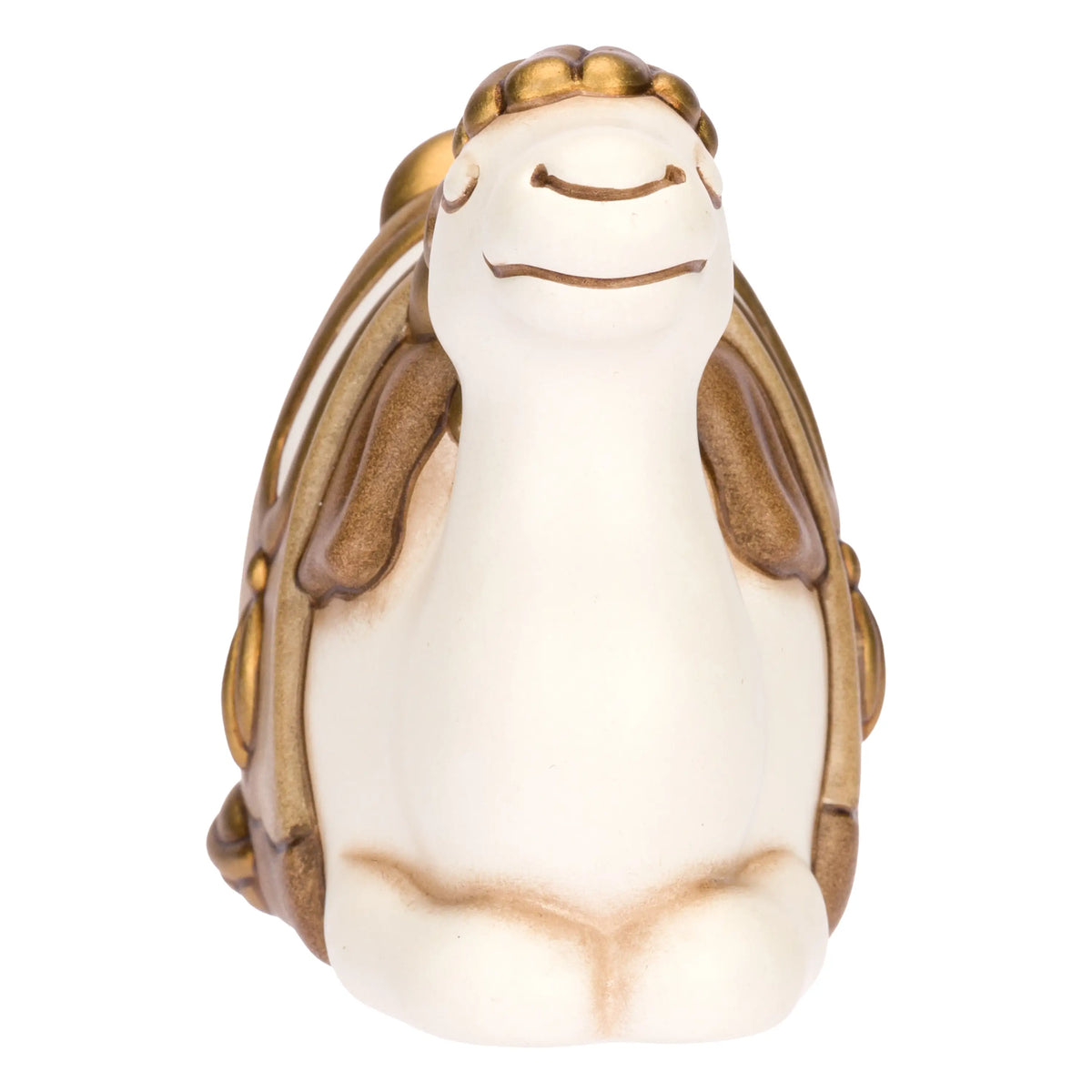 Statuina in ceramica raffigurante un cammello del presepe seduto, con manto bianco e gobba coperta da un ricco basto marrone e oro decorato con nappe. Personaggio dal design classico e curato firmato THUN, ideale per arricchire il presepe o come idea regalo natalizia.