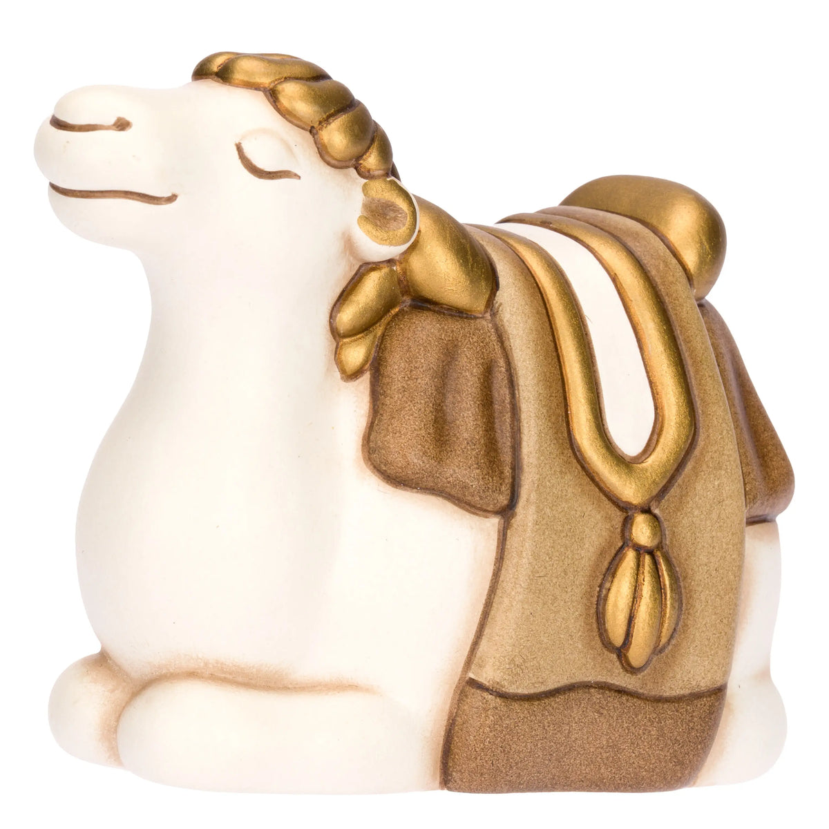 Statuina in ceramica raffigurante un cammello del presepe seduto, con manto bianco e gobba coperta da un ricco basto marrone e oro decorato con nappe. Personaggio dal design classico e curato firmato THUN, ideale per arricchire il presepe o come idea regalo natalizia.