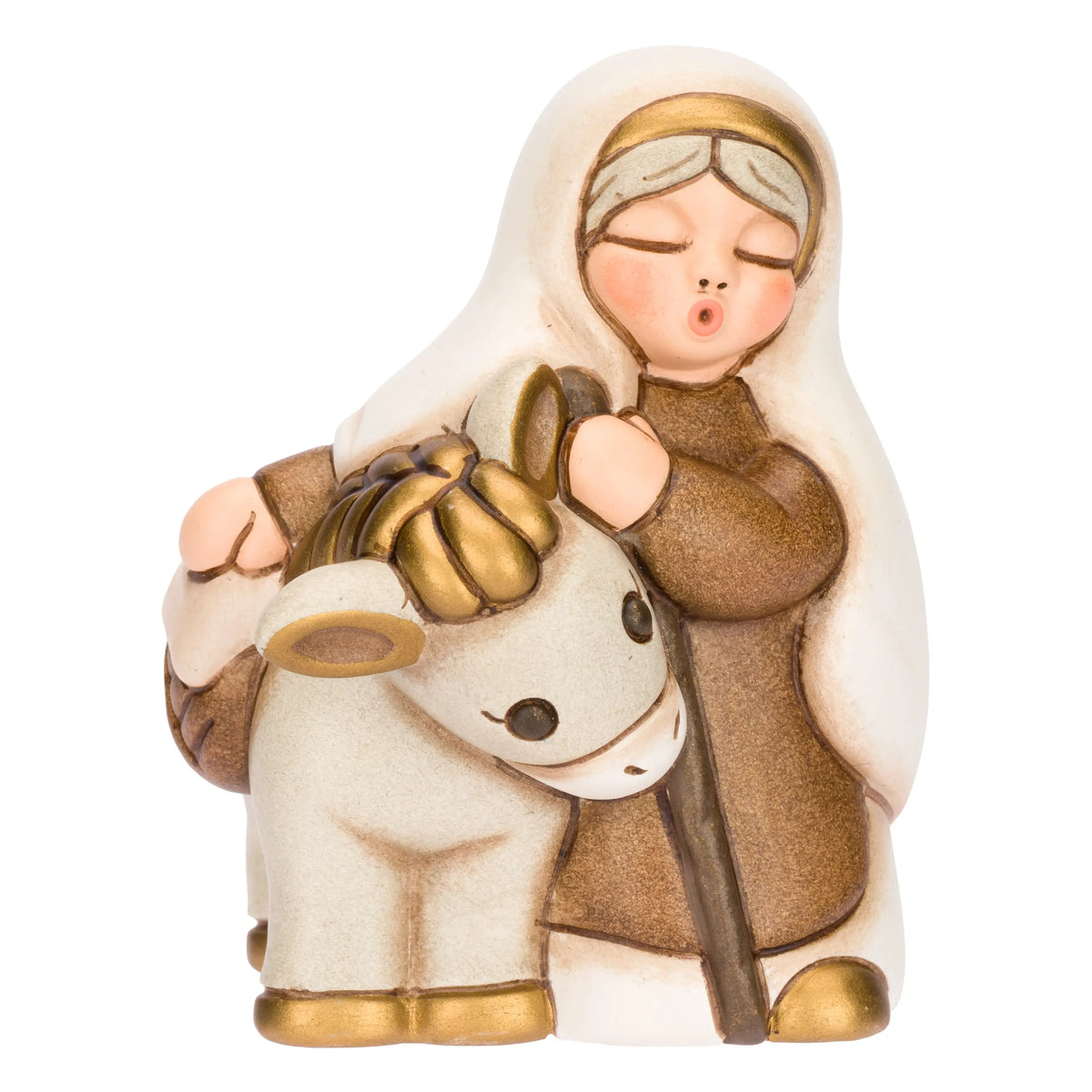 Statuina in ceramica raffigurante una donna del presepe con velo bianco e veste marrone, che accompagna un asinello con basto dorato appoggiando la mano sulla sua testa. Personaggio dal design classico e curato firmato THUN, ideale per arricchire il presepe o come idea regalo natalizia.