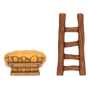 Set di due miniature in ceramica del presepe raffiguranti una mangiatoia dorata piena di fieno e una scala in legno con pioli intagliati. Accessori dal design classico e curato firmati THUN, ideali per completare l'ambientazione del presepe o come idea regalo natalizia.