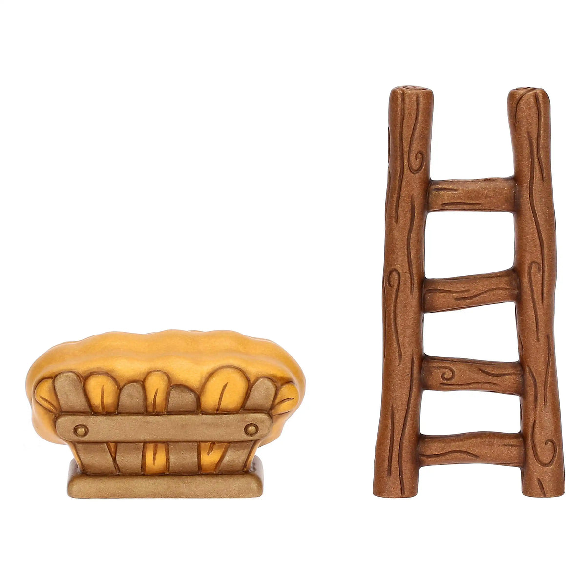 Set di due miniature in ceramica del presepe raffiguranti una mangiatoia dorata piena di fieno e una scala in legno con pioli intagliati. Accessori dal design classico e curato firmati THUN, ideali per completare l'ambientazione del presepe o come idea regalo natalizia.
