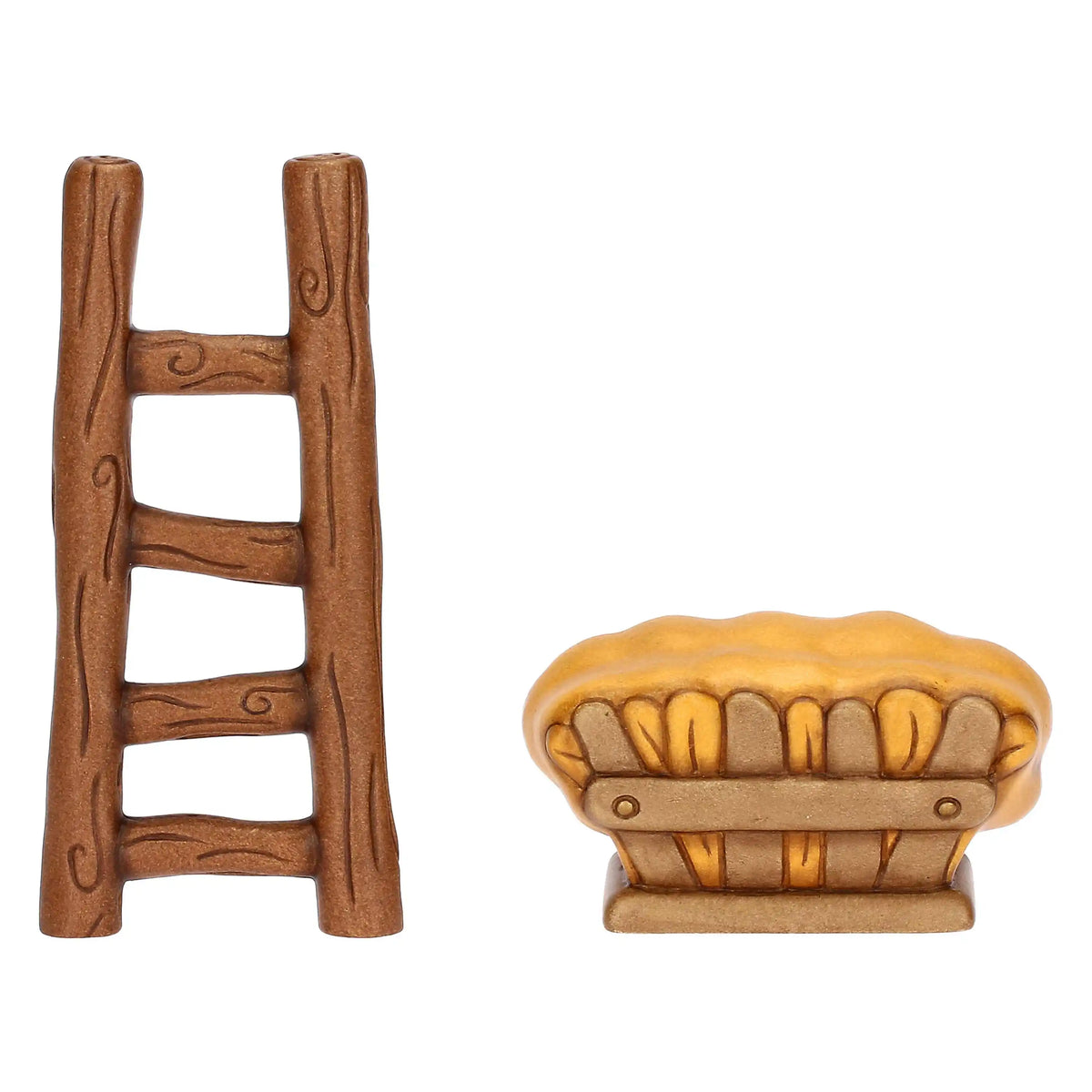 Set di due miniature in ceramica del presepe raffiguranti una mangiatoia dorata piena di fieno e una scala in legno con pioli intagliati. Accessori dal design classico e curato firmati THUN, ideali per completare l'ambientazione del presepe o come idea regalo natalizia.