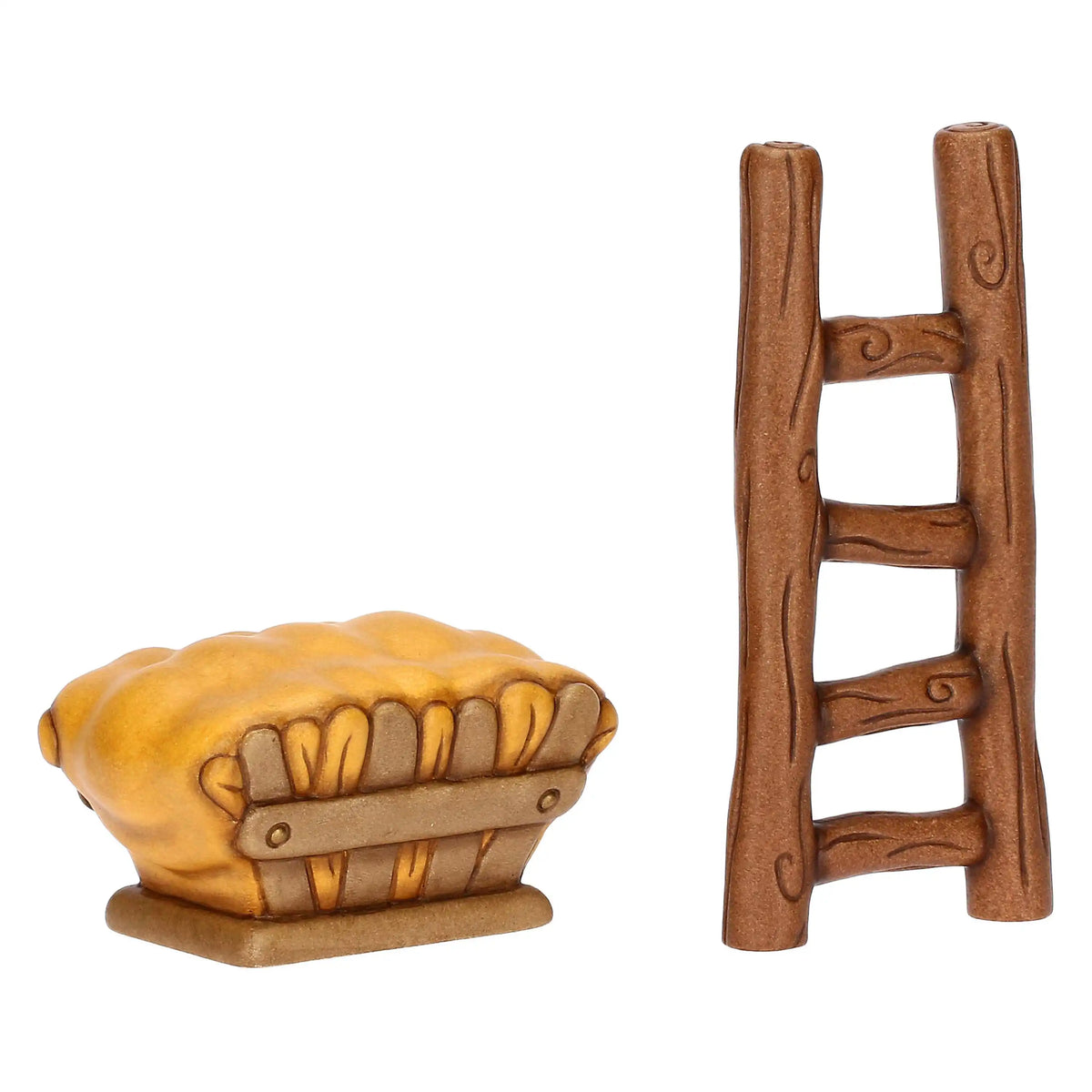 Set di due miniature in ceramica del presepe raffiguranti una mangiatoia dorata piena di fieno e una scala in legno con pioli intagliati. Accessori dal design classico e curato firmati THUN, ideali per completare l'ambientazione del presepe o come idea regalo natalizia.
