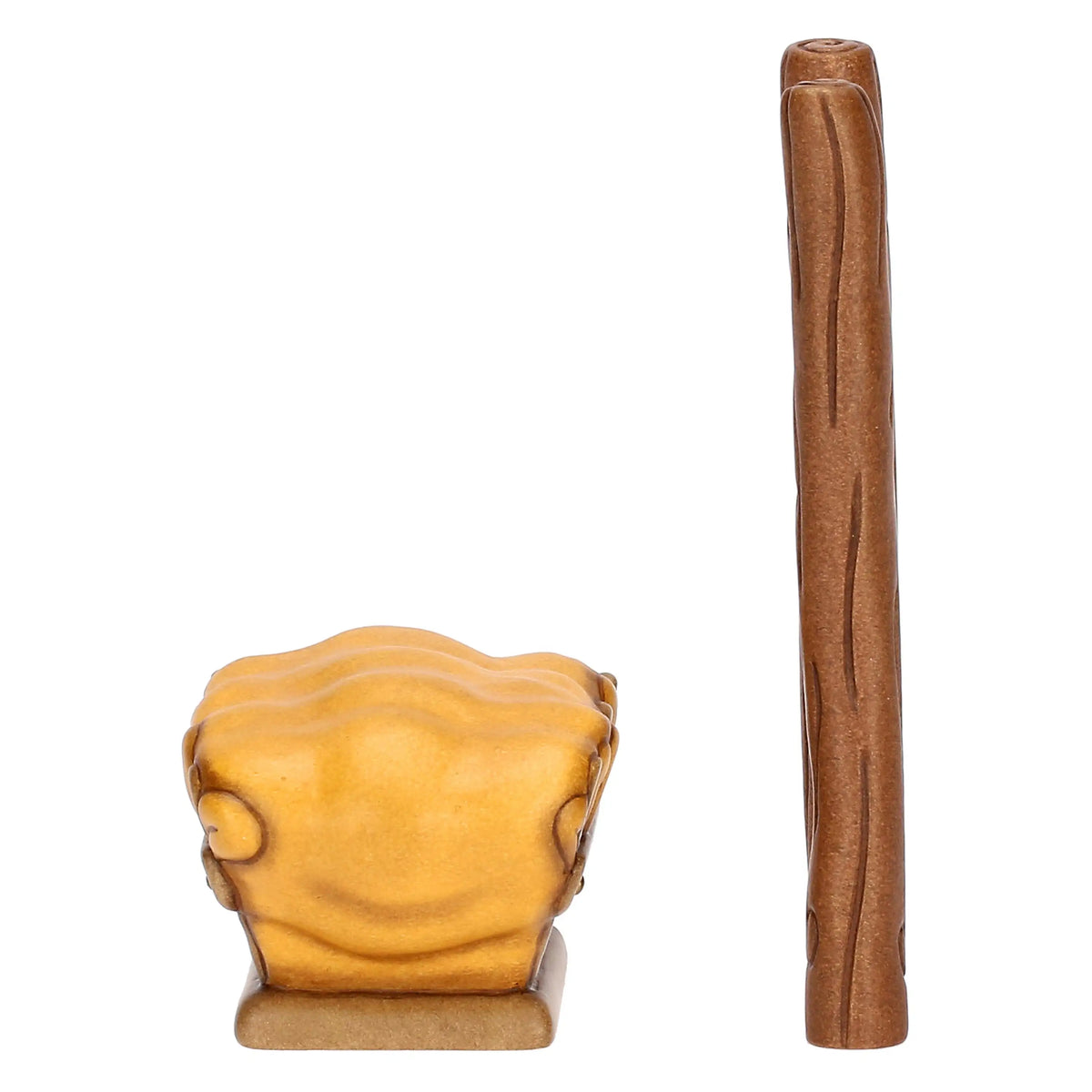 Set di due miniature in ceramica del presepe raffiguranti una mangiatoia dorata piena di fieno e una scala in legno con pioli intagliati. Accessori dal design classico e curato firmati THUN, ideali per completare l'ambientazione del presepe o come idea regalo natalizia.