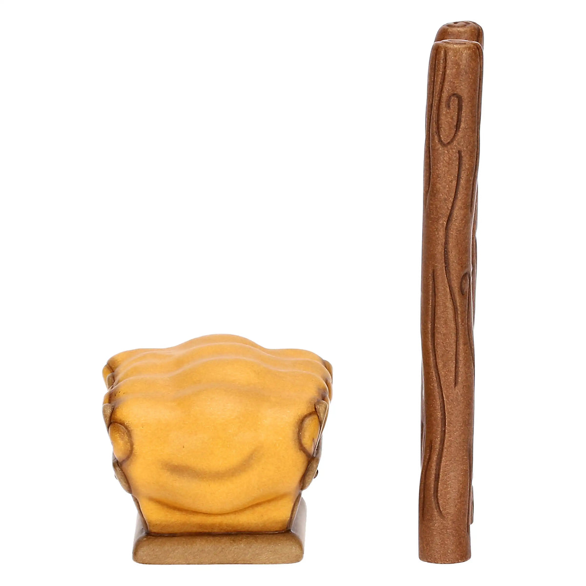 Set di due miniature in ceramica del presepe raffiguranti una mangiatoia dorata piena di fieno e una scala in legno con pioli intagliati. Accessori dal design classico e curato firmati THUN, ideali per completare l'ambientazione del presepe o come idea regalo natalizia.