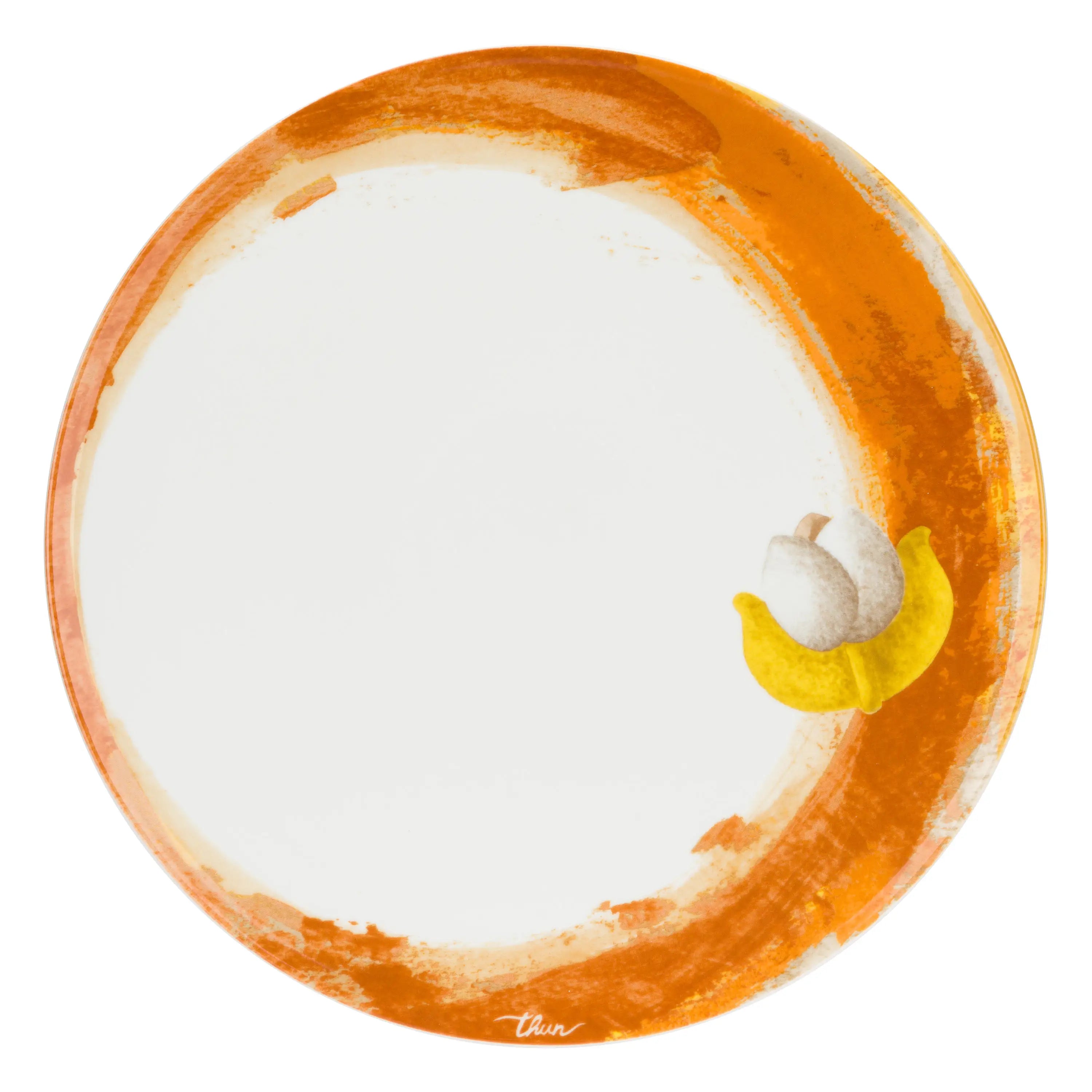 Il Piatto Grande "Tulipani" Thun è un elegante elemento decorativo in porcellana caratterizzato da una calda bordura artistica con pennellate nei toni dell'ambra e del marrone. Il design è impreziosito da un delicato tulipano bianco con foglie dorate posto lateralmente, rendendolo un complemento d'arredo perfetto per una tavola raffinata o come idea regalo firmata dal marchio.