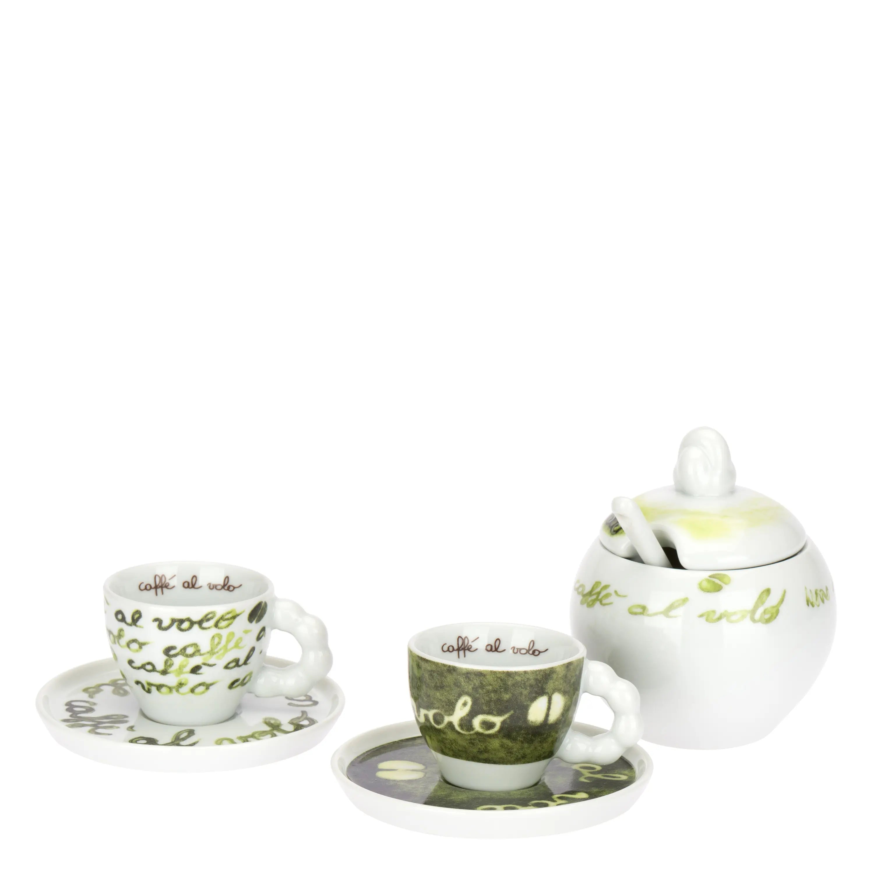 Il Set 2 Tazzine e Zuccheriera Caffealvolo Thun è un servizio in porcellana bianca caratterizzato da un design moderno con scritte calligrafiche artistiche e sfumature di verde. Il set comprende una zuccheriera decorata, due tazzine da espresso con l'iconico manico a forma di nuvola e piattini coordinati, ideale per una pausa caffè di stile o come vivace idea regalo.