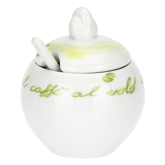 Questa Zuccheriera con Cucchiaio Caffealvolo in porcellana bianca è decorata con scritte artistiche e sfumature di verde che richiamano lo stile fresco e dinamico della linea. Il set comprende un cucchiaino coordinato con la scritta "caffè al volo", offrendo un accessorio da tavola funzionale e dal design originale perfetto per completare il tuo angolo caffè o come idea regalo.