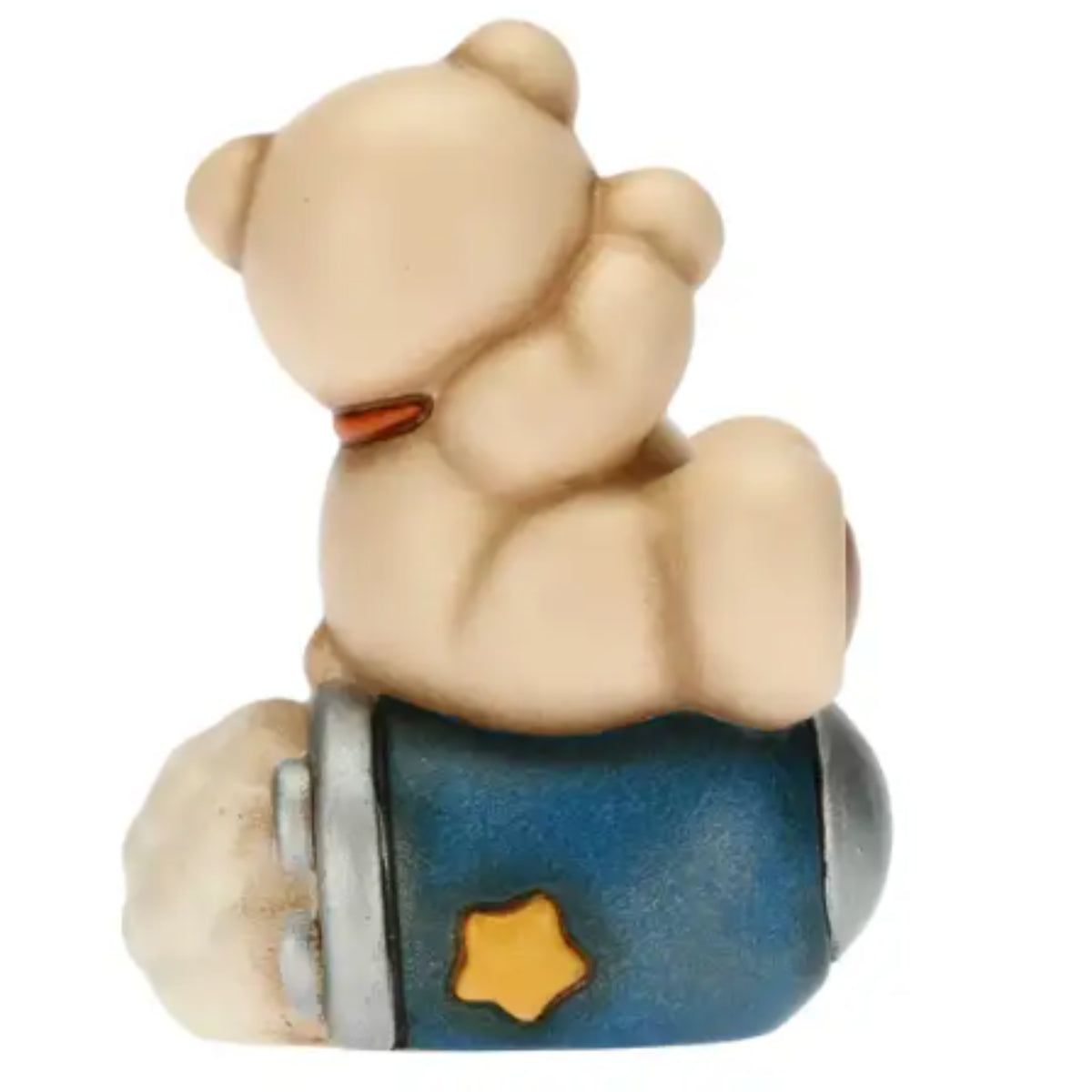 Statuina THUN in ceramica raffigurante un orsetto teddy seduto su un razzo spaziale blu con dettagli argentati e stella dorata. Decorazione dipinta a mano, ideale per la cameretta e come idea regalo.