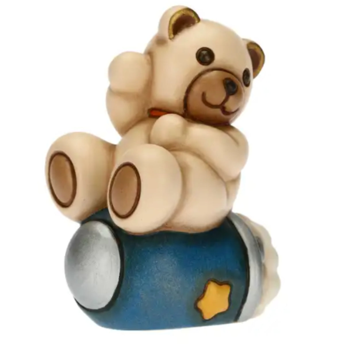 Statuina THUN in ceramica raffigurante un orsetto teddy seduto su un razzo spaziale blu con dettagli argentati e stella dorata. Decorazione dipinta a mano, ideale per la cameretta e come idea regalo.