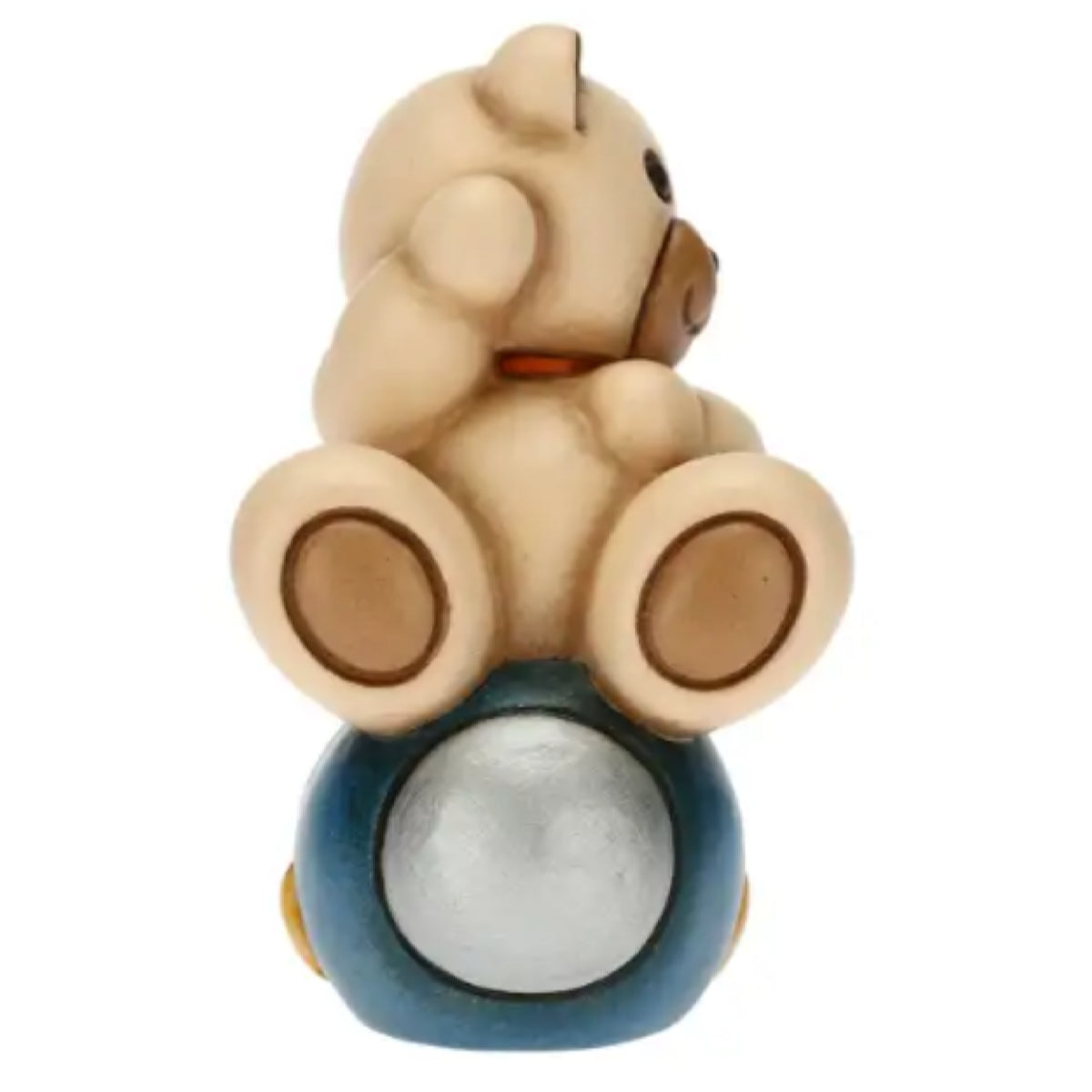Statuina THUN in ceramica raffigurante un orsetto teddy seduto su un razzo spaziale blu con dettagli argentati e stella dorata. Decorazione dipinta a mano, ideale per la cameretta e come idea regalo.