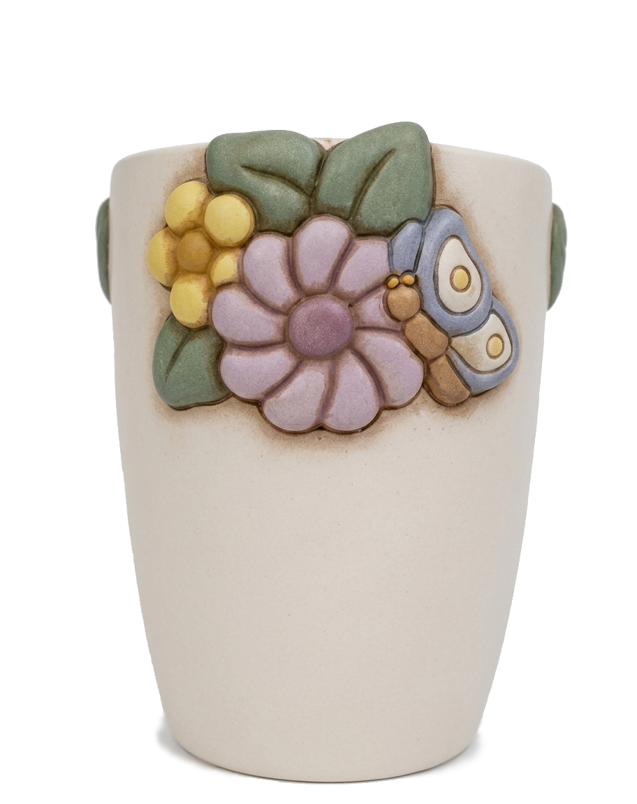 Il Vaso Medio Calendula è un elegante contenitore in ceramica decorata a mano caratterizzato da un'applicazione in rilievo con fiori dai petali lilla e gialli e una piccola farfalla azzurra. Questo raffinato complemento d'arredo è perfetto per aggiungere un tocco di natura e colore a ogni ambiente o come preziosa idea regalo per gli amanti dello stile classico del marchio.