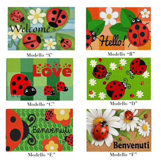 Sei modelli di zerbini rettangolari con grafiche di coccinelle, margherite e messaggi di benvenuto ("Welcome", "Hello!", "Love", "Benvenuti") su sfondi colorati verdi, arancioni e azzurri.