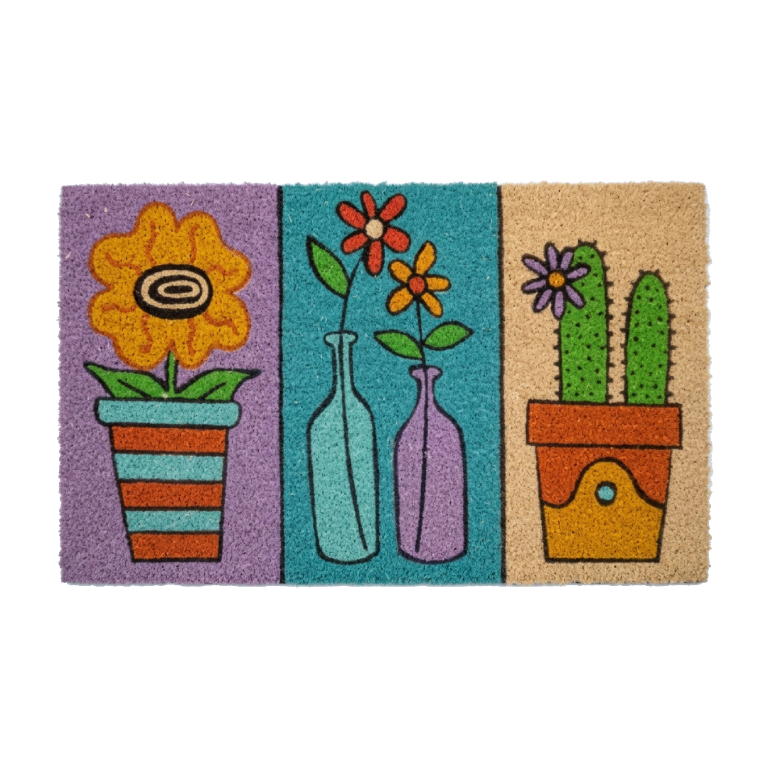 Mix eclettici che combinano girasoli, tulipani e cactus in vasi variopinti o bottiglie decorative.