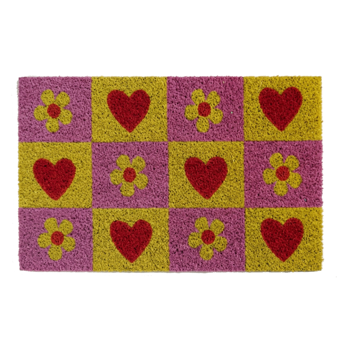Un alternarsi di cuori rossi e margherite gialle su una base a scacchi rosa e gialla. Un design fresco che richiama la primavera.
