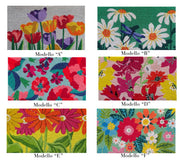 Sei modelli di zerbini rettangolari decorati con fitte illustrazioni floreali; i design includono tulipani, margherite con libellule e gerbere colorate su sfondi brillanti come verde, giallo e azzurro.