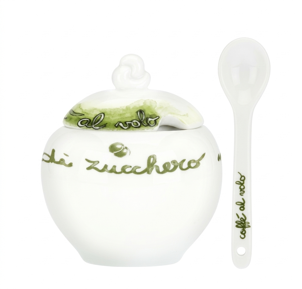 Questa Zuccheriera con Cucchiaio Caffealvolo in porcellana bianca è decorata con scritte artistiche e sfumature di verde che richiamano lo stile fresco e dinamico della linea. Il set comprende un cucchiaino coordinato con la scritta "caffè al volo", offrendo un accessorio da tavola funzionale e dal design originale perfetto per completare il tuo angolo caffè o come idea regalo.