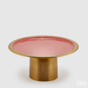 Alzata Charm rotonda smaltata color salmone firmata EDG Enzo de Gasperi, caratterizzata da un piatto circolare con un elegante bordo dorato e supportata da una robusta base cilindrica in metallo color oro satinato. Questo raffinato vassoio con piedistallo di design si presta perfettamente come alzata per dolci, centrotavola decorativo o esclusivo espositore per impreziosire ambienti eleganti e cerimonie.
