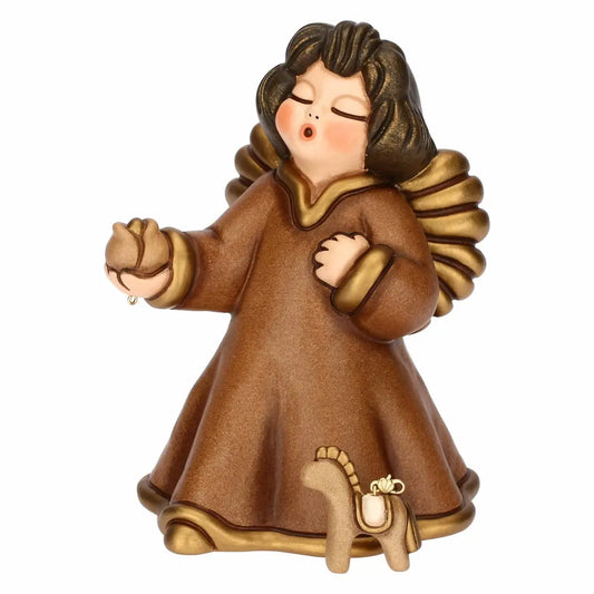 Statuetta in ceramica Thun in edizione limitata raffigurante l'Angelo del Centenario con veste marrone e finiture dorate, che regge un piccolo cavallino a dondolo dorato.