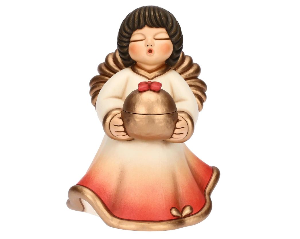 Angelo Gemma Thun Limited Edition 2025, statuina da collezione in ceramica decorata a mano. L'angelo tiene tra le mani un grande cristallo trasparente a forma di gemma, simbolo di luce e purezza per l'anno 2025.