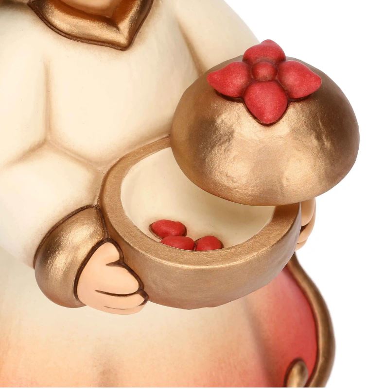 Dettaglio ravvicinato dell'Angelo Gemma 2025 che mostra il prezioso inserto in cristallo sfaccettato e i decori floreali incisi sulle ali e sulla veste nei toni del panna, oro e rosso pastello.