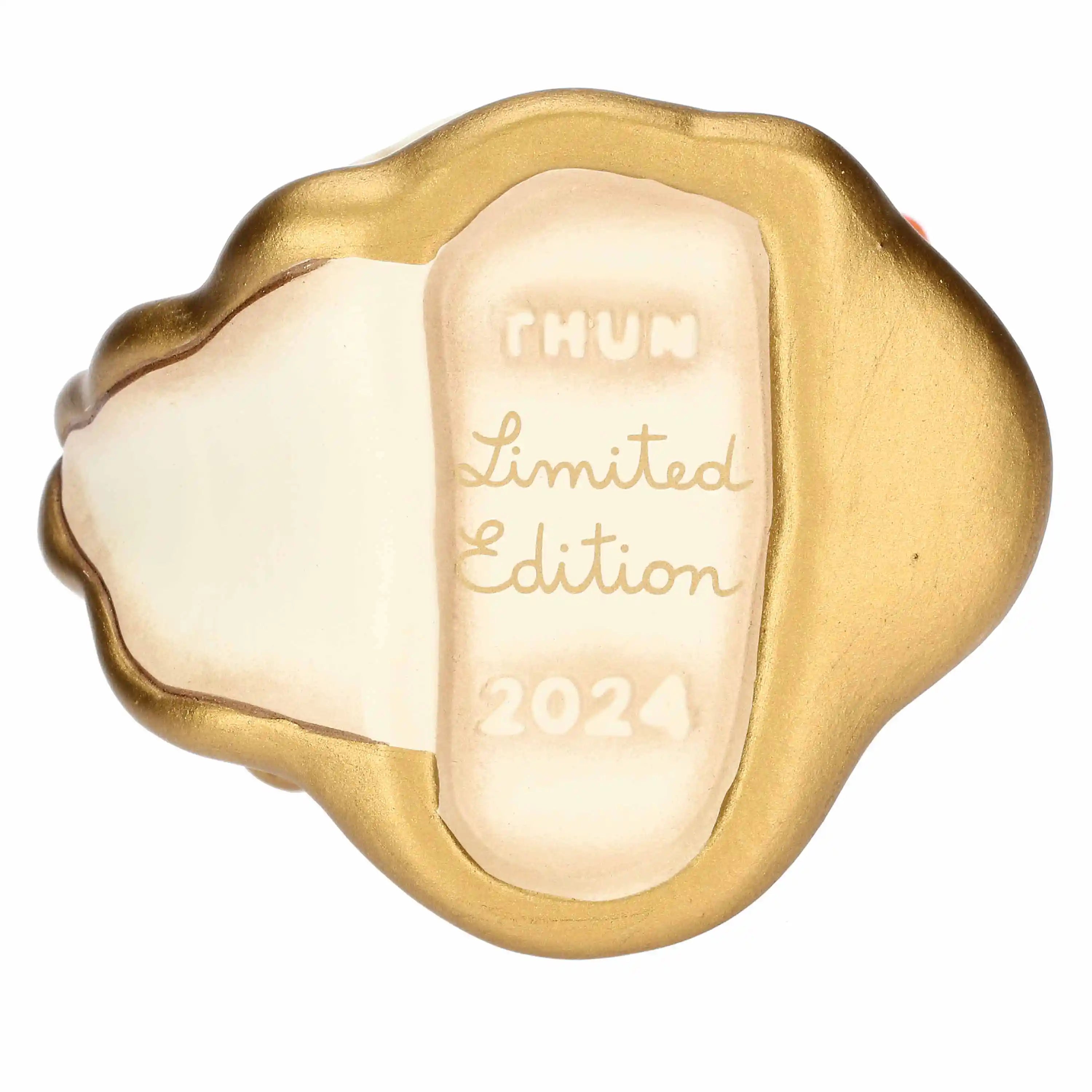 Sotto della base dell'Angelo piccolo. Presenta il marchio THUN, la scritta "Limited Edition" e l'anno 2024 impressi al centro della ceramica chiara racchiusa dal bordo dorato.
