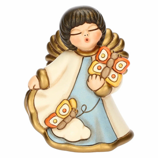Statuina Angelo piccolo in ceramica con capelli castani e ali dorate. Tiene una farfalla arancione tra le mani; la veste azzurra e panna è decorata con un'altra farfalla su nuvola e bordi oro.