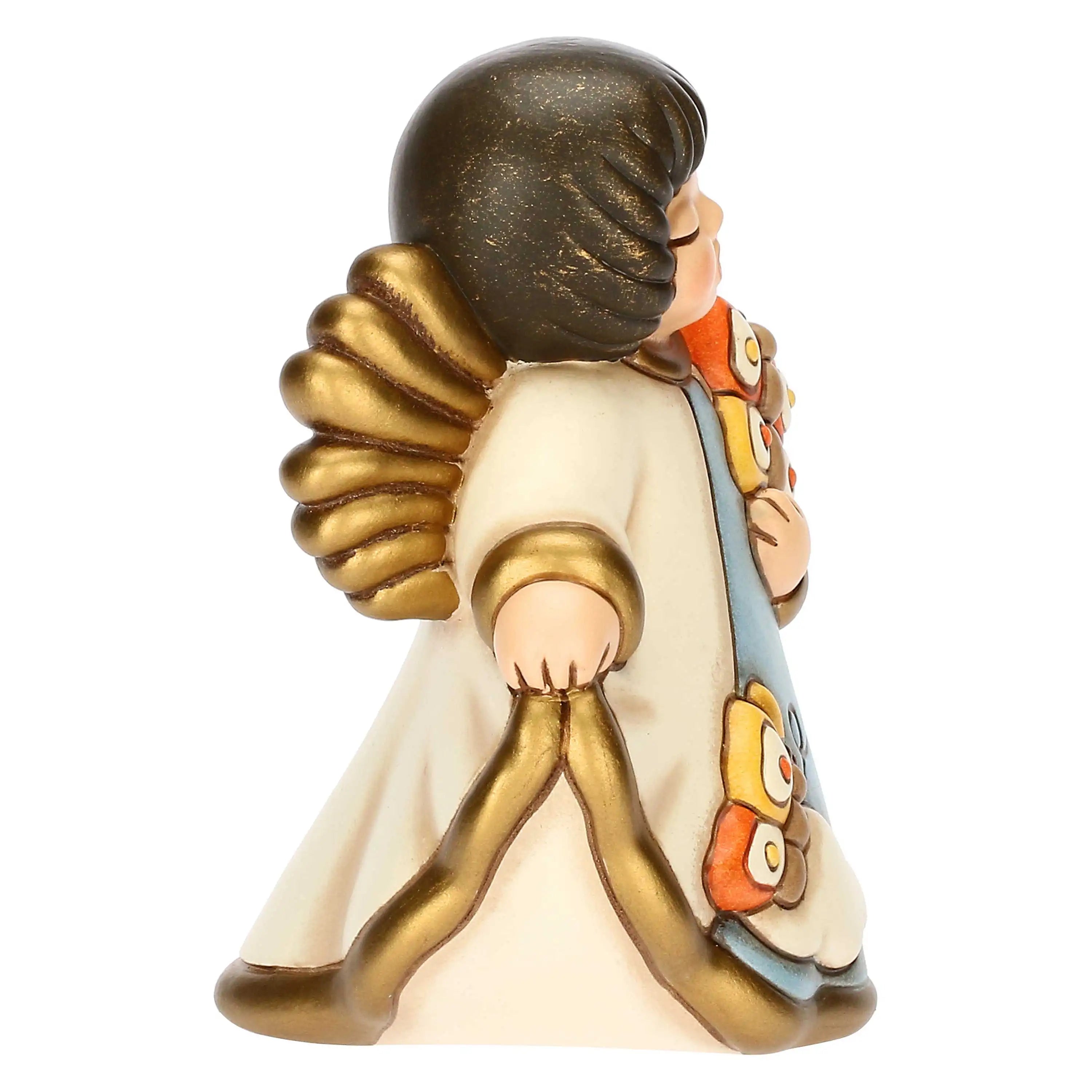 Profilo destro dell'Angelo piccolo in ceramica. Mostra la farfalla arancione e gialla tenuta tra le mani, il volume delle ali dorate e il dettaglio della farfalla decorativa sulla parte inferiore della veste.