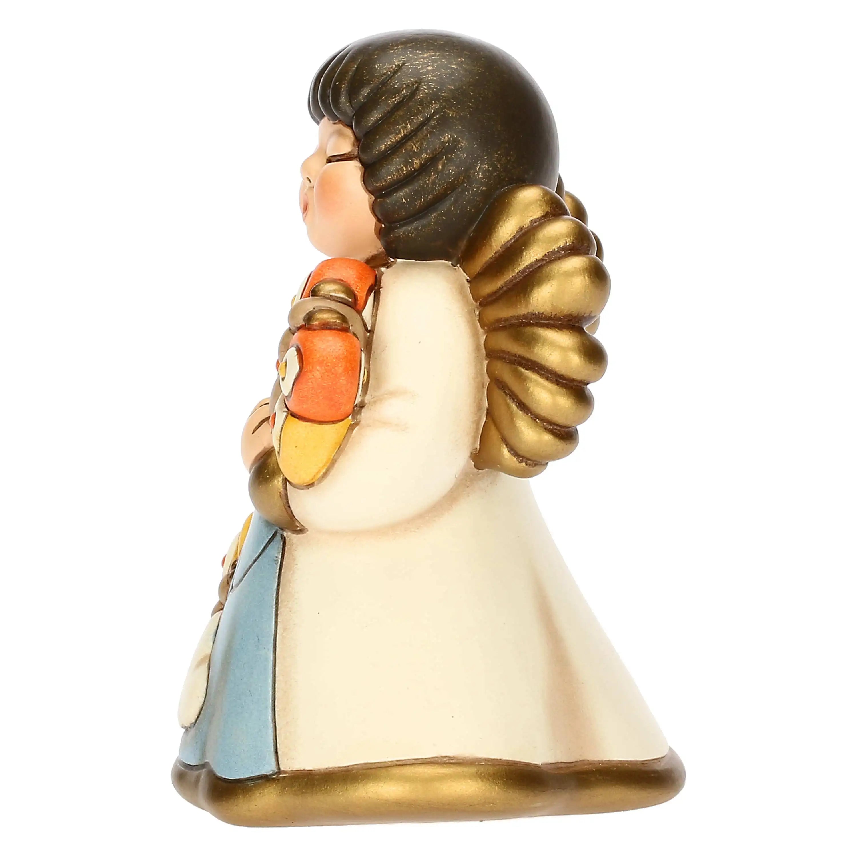 Profilo sinistro dell'Angelo piccolo in ceramica. Mostra la farfalla arancione tenuta tra le mani, il dettaglio delle ali dorate a ventaglio e la linea svasata della veste bianca con bordo oro.