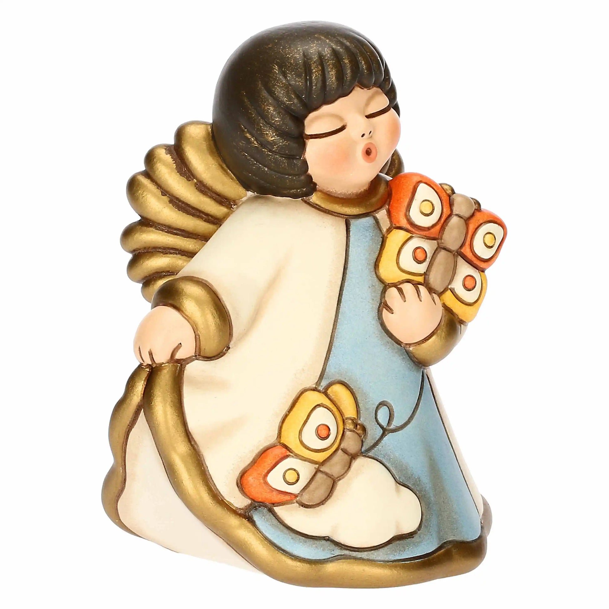 Inquadratura a tre quarti dell'Angelo piccolo. Mette in risalto la posa con la farfalla tra le mani, la veste bicolore panna-azzurro e i dettagli dorati che riflettono la luce.