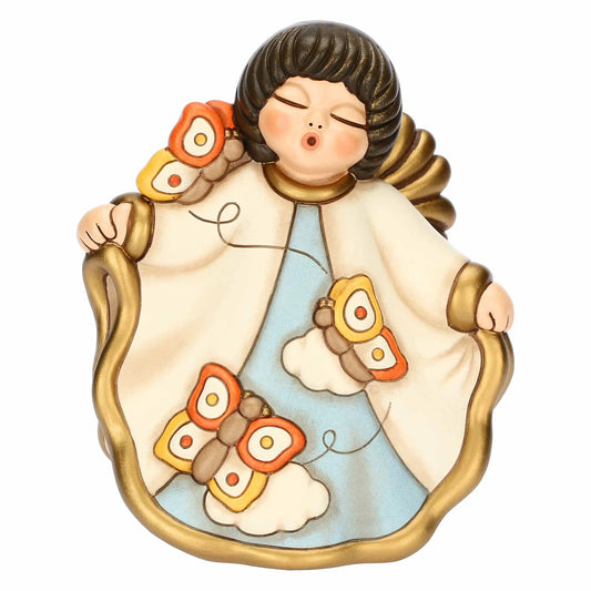 Angelo grande in ceramica Limited Edition 2024 con capelli castani e ali dorate. Indossa una veste panna e azzurra decorata con farfalle arancioni su nuvole bianche e profili oro. Vista frontale.