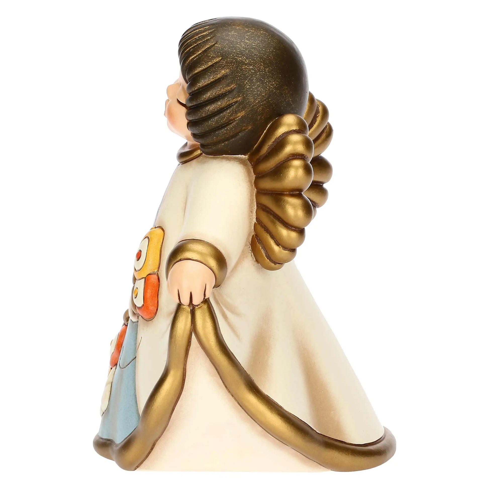 Profilo sinistro dell'Angelo grande in ceramica. Dettaglio dei capelli castani raccolti, della veste panna con bordi oro e della struttura tridimensionale dell'ala dorata posteriore.
