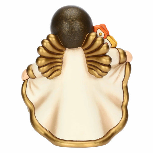 Retro dell'Angelo grande Limited Edition 2024. In evidenza la finitura metallizzata delle ali dorate e il retro della veste color panna con ampio bordo dorato che segue il movimento del tessuto.