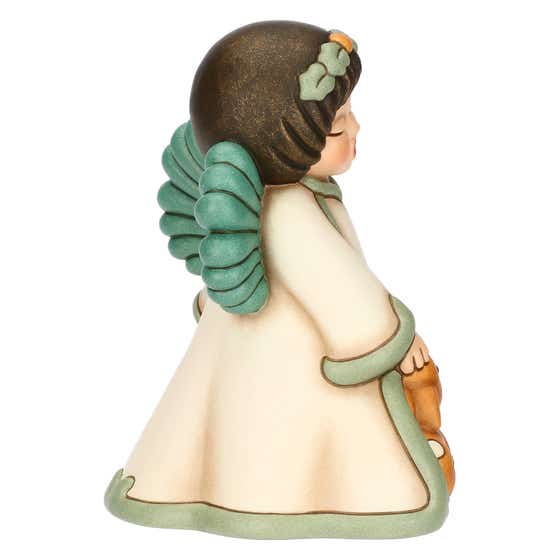 Statuina in ceramica Thun dell'Angelo della Natura Silvia, Limited Edition 2025. L'angelo è raffigurato con gli occhi chiusi, ali verdi e una corona di foglie in testa; indossa una veste color crema con bordi verdi e accarezza con la mano destra un piccolo cerbiatto accovacciato ai suoi piedi. Classico stile Thun con forme morbide e colori sfumati.