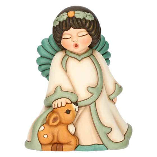 Statuina in ceramica Thun dell'Angelo della Natura Silvia, Limited Edition 2025. L'angelo è raffigurato con gli occhi chiusi, ali verdi e una corona di foglie in testa; indossa una veste color crema con bordi verdi e accarezza con la mano destra un piccolo cerbiatto accovacciato ai suoi piedi. Classico stile Thun con forme morbide e colori sfumati.
