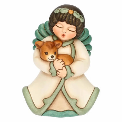 Statuina in ceramica Thun dell'Angelo della Natura Silvia, Limited Edition 2025, formato piccolo. L'angelo è raffigurato con gli occhi chiusi, ali verdi e una corona di foglie; indossa una veste color crema con bordi verdi e tiene tra le braccia, stringendolo al petto, un piccolo cerbiatto marrone. Design iconico Thun con finitura opaca e colori sfumati.