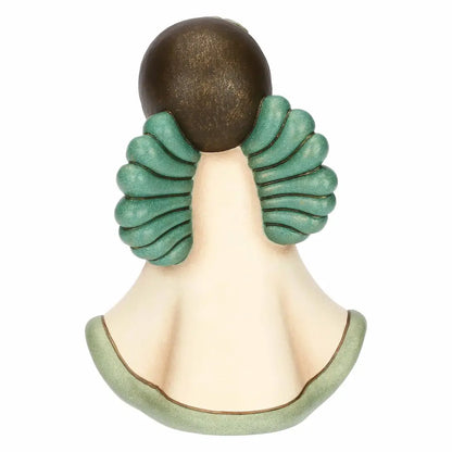 Statuina in ceramica Thun dell'Angelo della Natura Silvia, Limited Edition 2025, formato piccolo. L'angelo è raffigurato con gli occhi chiusi, ali verdi e una corona di foglie; indossa una veste color crema con bordi verdi e tiene tra le braccia, stringendolo al petto, un piccolo cerbiatto marrone. Design iconico Thun con finitura opaca e colori sfumati.