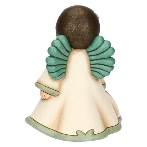 Statuina in ceramica Thun dell'Angelo della Natura Silvia, Limited Edition 2025. L'angelo è raffigurato con gli occhi chiusi, ali verdi e una corona di foglie in testa; indossa una veste color crema con bordi verdi e accarezza con la mano destra un piccolo cerbiatto accovacciato ai suoi piedi. Classico stile Thun con forme morbide e colori sfumati.