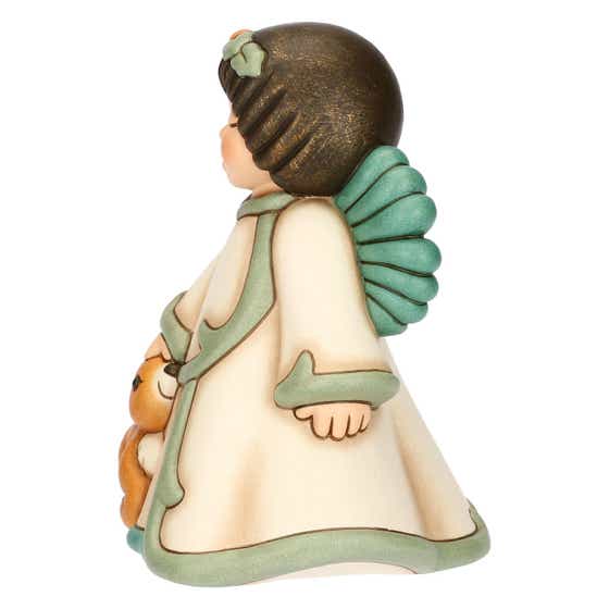 Statuina in ceramica Thun dell'Angelo della Natura Silvia, Limited Edition 2025. L'angelo è raffigurato con gli occhi chiusi, ali verdi e una corona di foglie in testa; indossa una veste color crema con bordi verdi e accarezza con la mano destra un piccolo cerbiatto accovacciato ai suoi piedi. Classico stile Thun con forme morbide e colori sfumati.