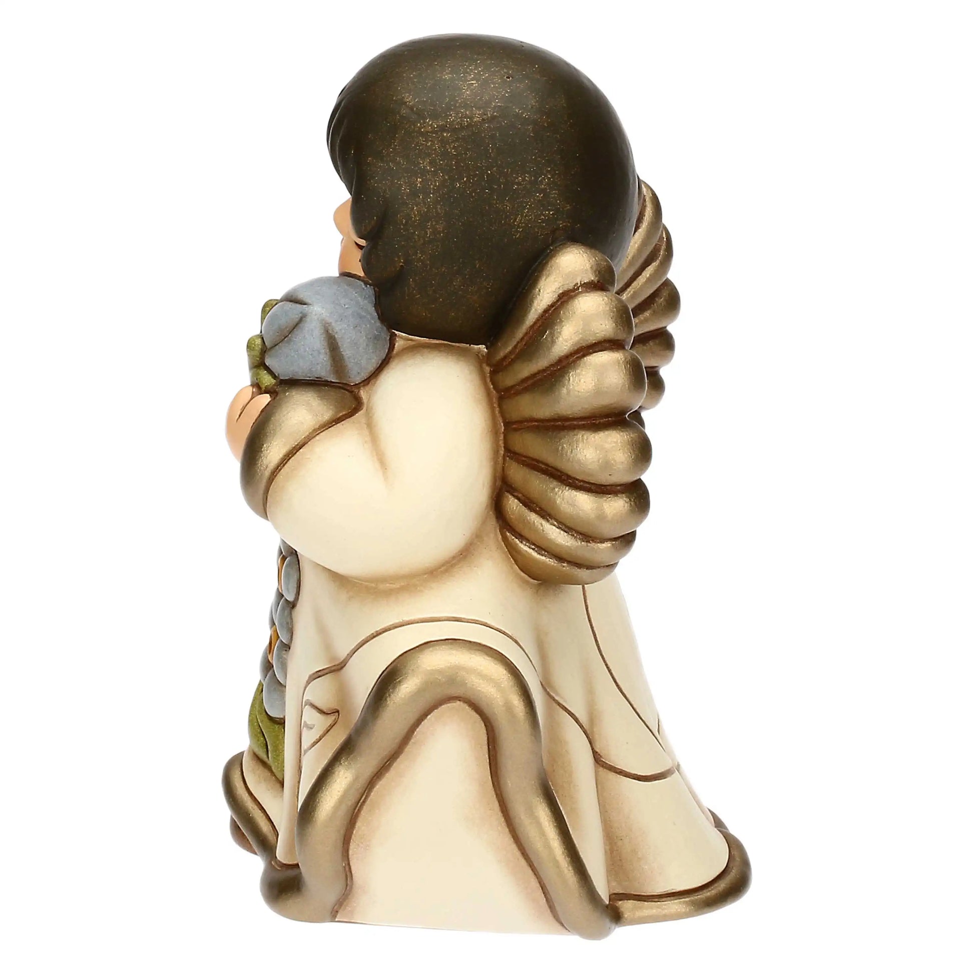 Statuina in ceramica Thun dell'Angelo dei Nonni Anna, collezione 2025. L'angelo è raffigurato con gli occhi chiusi, ali dorate e capelli castani. Indossa una veste color crema con bordi dorati e decorazioni floreali azzurre sulla parte inferiore. L'angelo tiene tra le mani un mazzo di fiori azzurri con foglie verdi, portandoli vicino al viso. Design classico Thun con finitura lucida e forme arrotondate.