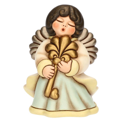 Inquadratura frontale e simmetrica di una statuina in ceramica raffigurante un angelo in posa cerimoniale. L'angelo ha gli occhi chiusi e la bocca socchiusa nel gesto del canto, con il volto incorniciato da capelli castani mossi. Al centro della figura, l'angelo sostiene verticalmente con entrambe le mani una grande chiave dorata, il cui manico elaborato a forma di ventaglio lobato copre parte del petto, mentre la punta a forma di cuore poggia sulla parte inferiore della veste. 