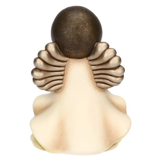 Fotografia del retro di una statuina in ceramica raffigurante un angelo. In primo piano risaltano le due ali simmetriche, corte e arrotondate, con piume stilizzate a rilievo dalla finitura metallizzata color bronzo dorato. La testa, vista di nuca, è una sfera liscia color castano scuro. La veste dell'angelo è color crema e scende ampia verso il basso, creando pieghe morbide e volumi arrotondati tipici dello stile Thun. L'intera figura è presentata su uno sfondo bianco uniforme che ne evidenzia i contorni 